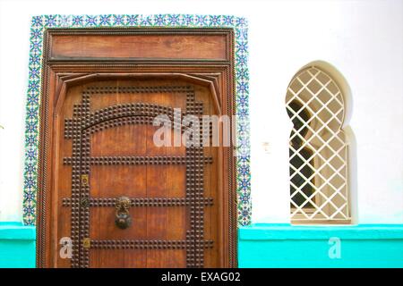 Porte en bois décoratif traditionnel marocain, Tanger, Maroc, Afrique du Nord, Afrique Banque D'Images