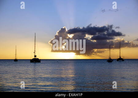 Le coucher du soleil, Saint Kitts et Nevis, Iles sous le vent, Antilles, Caraïbes, Amérique Centrale Banque D'Images