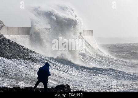 Les vagues s'écraser sur le mur du port à Porthcawl, Bridgend, au Pays de Galles, Royaume-Uni, Europe Banque D'Images