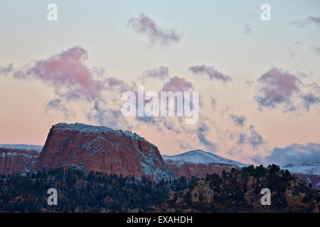 Nuages rose à l'aube sur des formations de grès recouvert d'une mince couche de neige, Zion National Park, Utah, United States of America Banque D'Images