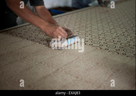 Bloc à la main, impression, le deuxième processus inscrit visuellement, en utilisant des teintures naturelles sur le coton, district de Bhuj, Gujarat, Inde, Asie Banque D'Images