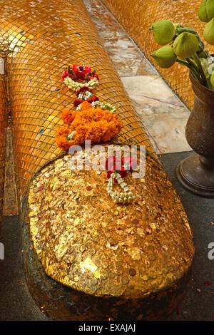 Détail de pieds de Wat Indravihan article du Bouddha, Bangkok, Thaïlande, Asie du Sud, Asie Banque D'Images