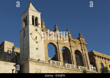 Palazzo del Sedile dei nobili tour de l'horloge, la Piazza Mercantile (Place du marché), dans le quartier de Bari Vecchia de Bari, Pouilles, Italie Banque D'Images