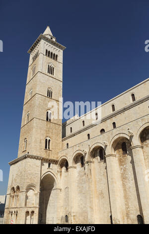 Le 60 m de haut clocher de la cathédrale de Saint Nicolas le pèlerin (San Nicola Pellegrino) à Trani, Pouilles, Italie, Europe Banque D'Images