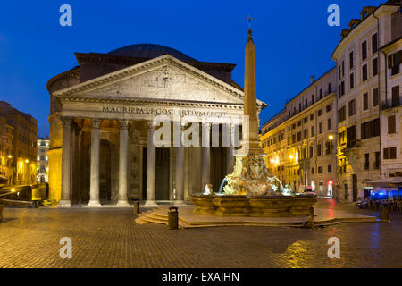 Le Panthéon et la Piazza della Rotonda de nuit, Site du patrimoine mondial de l'UNESCO, Rome, Latium, Italie, Europe Banque D'Images