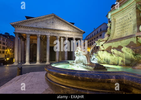 Le Panthéon et la fontaine de nuit, UNESCO World Heritage Site, Piazza della Rotonda, Rome, Latium, Italie, Europe Banque D'Images