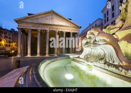 Le Panthéon et la fontaine de nuit, UNESCO World Heritage Site, Piazza della Rotonda, Rome, Latium, Italie, Europe Banque D'Images