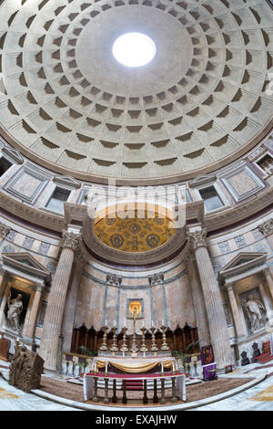 L'église de Sainte Marie des Martyrs et coupole à l'intérieur du Panthéon, l'UNESCO, la Piazza della Rotonda, Rome, Latium, Italie Banque D'Images