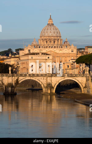 La Basilique St Pierre, le Tibre et Ponte Sant'Angelo, Rome, Latium, Italie, Europe Banque D'Images