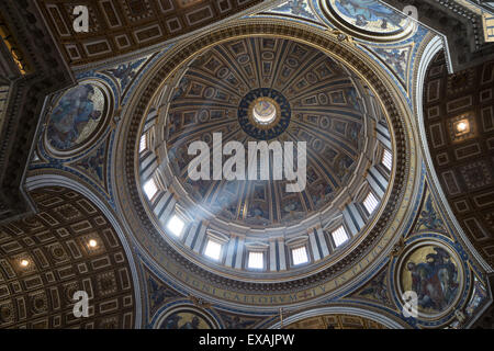 La coupole de Michel-Ange, la Basilique St Pierre, UNESCO World Heritage Site, Cité du Vatican, Rome, Latium, Italie, Europe Banque D'Images