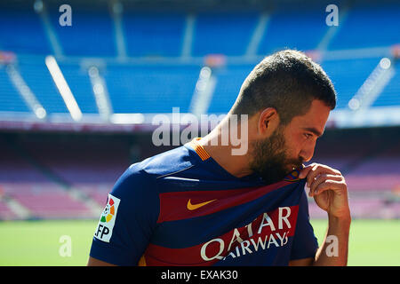 Barcelone, Espagne. 10 juillet, 2015. Nouvelle signature du FC Barcelone Arda Turan pose pour les médias au cours de sa présentation officielle au Camp Nou à Barcelone, Espagne, vendredi, Juillet 10, 2015. Foto : S.Lau : dpa Crédit photo alliance/Alamy Live News Banque D'Images