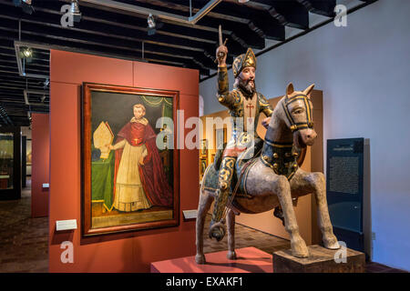 Statue de Santiago Matamoros et peinture de Bartolomé de las Casas, au Museo de los Altos, San Cristobal de las Casas, Mexique Banque D'Images