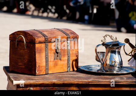 Vieux bois dower poitrine sur la table Banque D'Images