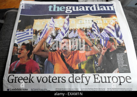 Les électeurs Grecs "Défier l'Europe' Guardian titre London UK 6 Juillet 2015 Banque D'Images