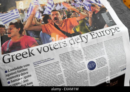 Les électeurs Grecs "Défier l'Europe' Guardian titre London UK 6 Juillet 2015 Banque D'Images