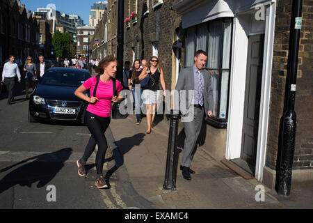 Londres, Royaume-Uni. Jeudi 9 juillet 2015. Tube et grèves de train a causé la misère pour les navetteurs avec l'ensemble de réseau du métro de Londres à l'arrêt et de nombreux services ferroviaires annulé. La grève a été pour protester contre l'augmentation du temps de travail annoncé en raison de la longueur du tube d'être ouvert toute la nuit le week-end. Au lieu de prendre les transports, de nombreuses personnes ont décidé qu'il était mieux pour marcher, ce qui fait de rues calmes normalement occupé avec les travailleurs à domicile. Banque D'Images