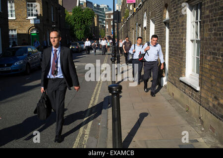 Londres, Royaume-Uni. Jeudi 9 juillet 2015. Tube et grèves de train a causé la misère pour les navetteurs avec l'ensemble de réseau du métro de Londres à l'arrêt et de nombreux services ferroviaires annulé. La grève a été pour protester contre l'augmentation du temps de travail annoncé en raison de la longueur du tube d'être ouvert toute la nuit le week-end. Au lieu de prendre les transports, de nombreuses personnes ont décidé qu'il était mieux pour marcher, ce qui fait de rues calmes normalement occupé avec les travailleurs à domicile. Banque D'Images