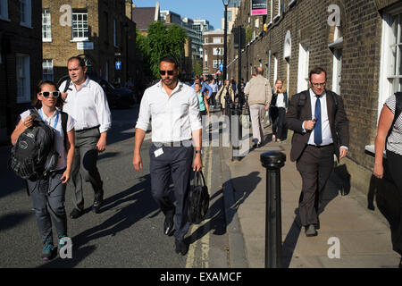 Londres, Royaume-Uni. Jeudi 9 juillet 2015. Tube et grèves de train a causé la misère pour les navetteurs avec l'ensemble de réseau du métro de Londres à l'arrêt et de nombreux services ferroviaires annulé. La grève a été pour protester contre l'augmentation du temps de travail annoncé en raison de la longueur du tube d'être ouvert toute la nuit le week-end. Au lieu de prendre les transports, de nombreuses personnes ont décidé qu'il était mieux pour marcher, ce qui fait de rues calmes normalement occupé avec les travailleurs à domicile. Banque D'Images