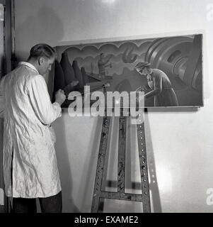 Années 1950, historiques, les jeunes artistes masculins de peindre sur de grandes toiles, Chevalet horizontal sur une image abstraite d'une scène industrielle. Banque D'Images