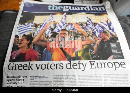 Les électeurs Grecs "Défier l'Europe' Guardian titre London UK 6 Juillet 2015 Banque D'Images