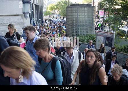 Londres, Royaume-Uni. Jeudi 9 juillet 2015. Tube et grèves de train a causé la misère pour les navetteurs avec l'ensemble de réseau du métro de Londres à l'arrêt et de nombreux services ferroviaires annulé. La grève a été pour protester contre l'augmentation du temps de travail annoncé en raison de la longueur du tube d'être ouvert toute la nuit le week-end. Des foules de gens verser dans Waterloo Station. Banque D'Images