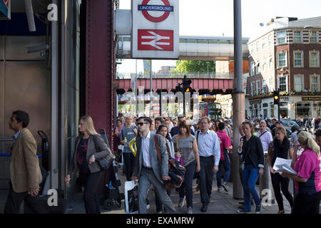 Londres, Royaume-Uni. Jeudi 9 juillet 2015. Tube et grèves de train a causé la misère pour les navetteurs avec l'ensemble de réseau du métro de Londres à l'arrêt et de nombreux services ferroviaires annulé. La grève a été pour protester contre l'augmentation du temps de travail annoncé en raison de la longueur du tube d'être ouvert toute la nuit le week-end. Des foules de gens verser dans Waterloo Station. Banque D'Images