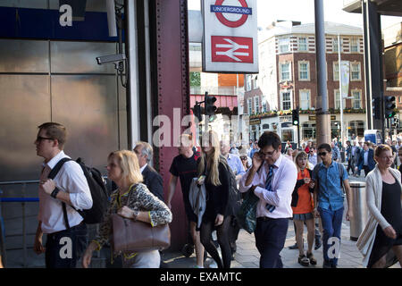 Londres, Royaume-Uni. Jeudi 9 juillet 2015. Tube et grèves de train a causé la misère pour les navetteurs avec l'ensemble de réseau du métro de Londres à l'arrêt et de nombreux services ferroviaires annulé. La grève a été pour protester contre l'augmentation du temps de travail annoncé en raison de la longueur du tube d'être ouvert toute la nuit le week-end. Des foules de gens verser dans Waterloo Station. Banque D'Images