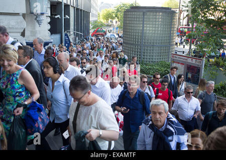 Londres, Royaume-Uni. Jeudi 9 juillet 2015. Tube et grèves de train a causé la misère pour les navetteurs avec l'ensemble de réseau du métro de Londres à l'arrêt et de nombreux services ferroviaires annulé. La grève a été pour protester contre l'augmentation du temps de travail annoncé en raison de la longueur du tube d'être ouvert toute la nuit le week-end. Des foules de gens verser dans Waterloo Station. Banque D'Images