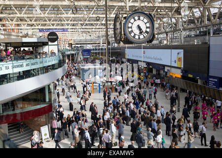 Londres, Royaume-Uni. Jeudi 9 juillet 2015. Tube et grèves de train a causé la misère pour les navetteurs avec l'ensemble de réseau du métro de Londres à l'arrêt et de nombreux services ferroviaires annulé. La grève a été pour protester contre l'augmentation du temps de travail annoncé en raison de la longueur du tube d'être ouvert toute la nuit le week-end. Des foules de gens verser dans Waterloo Station. Banque D'Images