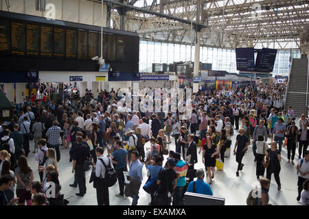 Londres, Royaume-Uni. Jeudi 9 juillet 2015. Tube et grèves de train a causé la misère pour les navetteurs avec l'ensemble de réseau du métro de Londres à l'arrêt et de nombreux services ferroviaires annulé. La grève a été pour protester contre l'augmentation du temps de travail annoncé en raison de la longueur du tube d'être ouvert toute la nuit le week-end. Des foules de gens verser dans Waterloo Station. Banque D'Images