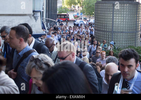 Londres, Royaume-Uni. Jeudi 9 juillet 2015. Tube et grèves de train a causé la misère pour les navetteurs avec l'ensemble de réseau du métro de Londres à l'arrêt et de nombreux services ferroviaires annulé. La grève a été pour protester contre l'augmentation du temps de travail annoncé en raison de la longueur du tube d'être ouvert toute la nuit le week-end. Des foules de gens verser dans Waterloo Station. Banque D'Images