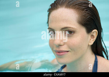 Femme baignant dans swimming pool, portrait Banque D'Images