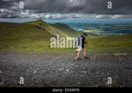 Approche de la personne féminine walker dernier chemin ascension Skiddaw, Lake District, UK Banque D'Images