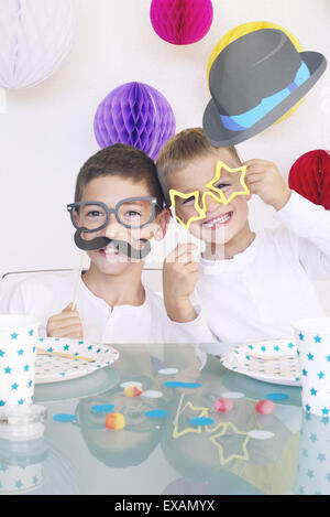 Les garçons portant des déguisements drôles at Birthday party Banque D'Images