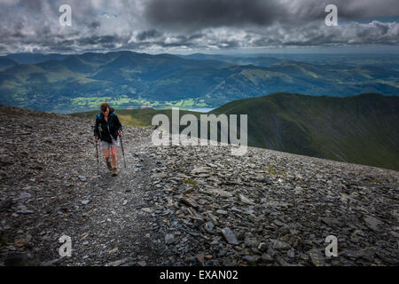 Approche de la personne féminine walker chemin du sommet du Skiddaw, Lake District, UK Banque D'Images