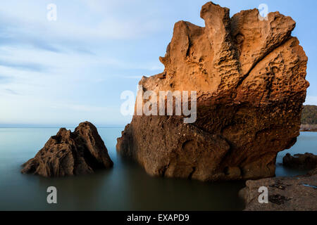 Belle plage de rochers de grès Banque D'Images