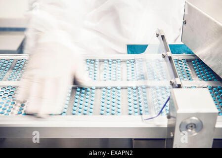 Surveillance des travailleurs comprimés entrant blisterpack matériel d'étanchéité Banque D'Images