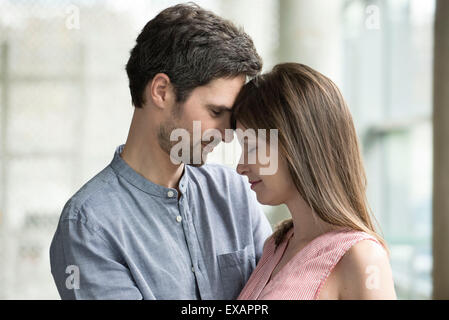 Couple de toucher leur front, side view Banque D'Images