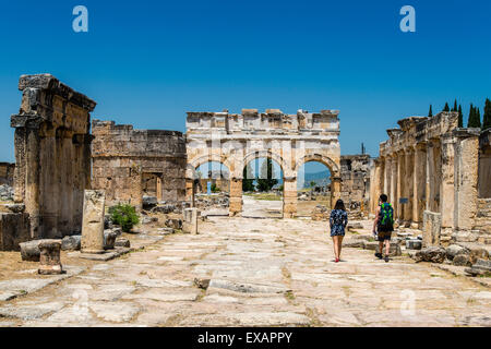 Porte de Domitien et rue principale de Hiérapolis, Pamukkale, Turquie Banque D'Images