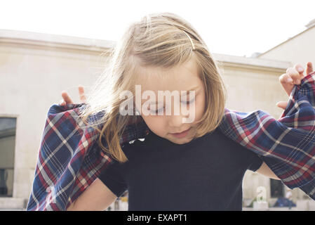 Petite fille jouant à l'extérieur Banque D'Images