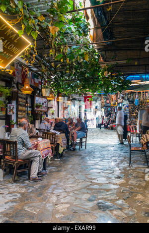 Les touristes assis à l'extérieur d'un bar restaurant à Sirince, Turquie Banque D'Images
