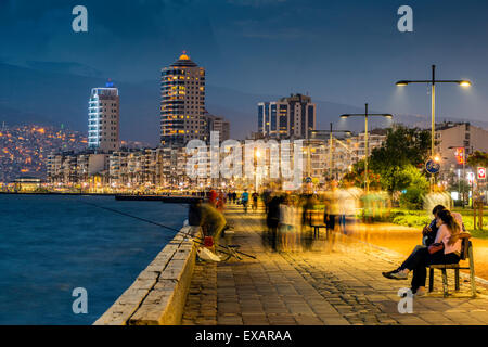 Sur les toits de la ville avec la mer de nuit promenade Kordon, Izmir, Turquie Banque D'Images