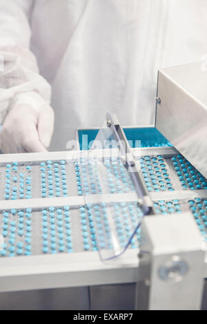 Surveillance technicien processus d'emballage de médicaments sur ordonnance Banque D'Images