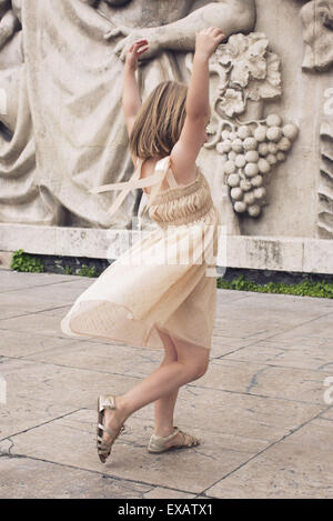 Little girl dancing outdoors Banque D'Images