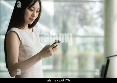 Businesswoman using smartphone Banque D'Images