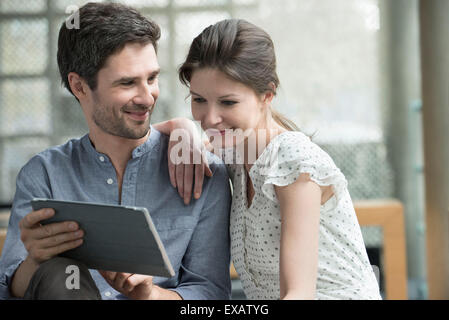 Couple ensemble à la maison Banque D'Images