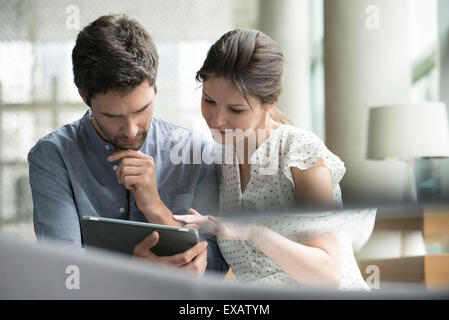 Couple ensemble à la maison Banque D'Images