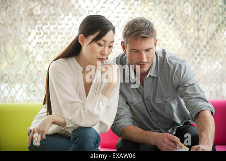 Couple travaillant ensemble sur le projet Banque D'Images