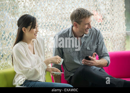 Couple having coffee together Banque D'Images