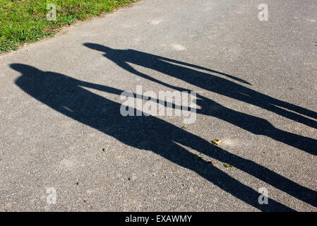 Ombre d'un family holding hands outdoors Banque D'Images